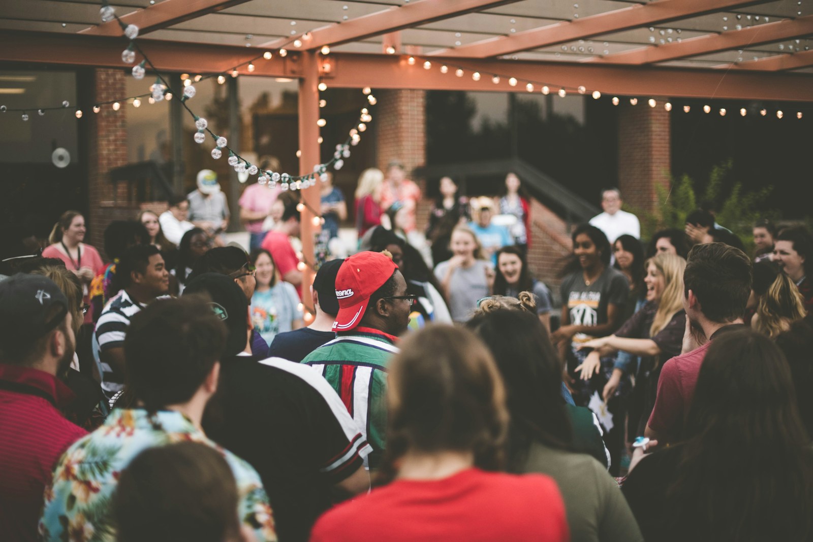 Personas organizándose en comunidad